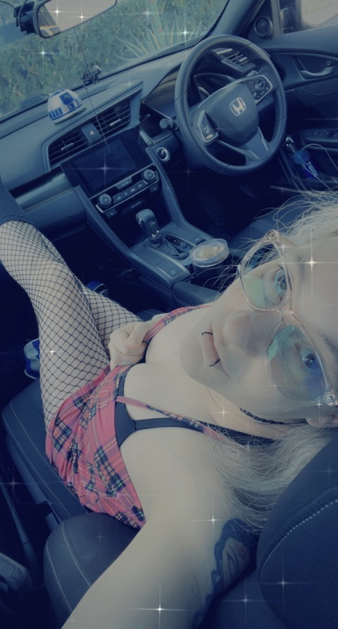 beautifullyimperfectgeek onlyfans leaked picture 2