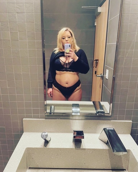 curvychristine30 onlyfans leaked picture 2