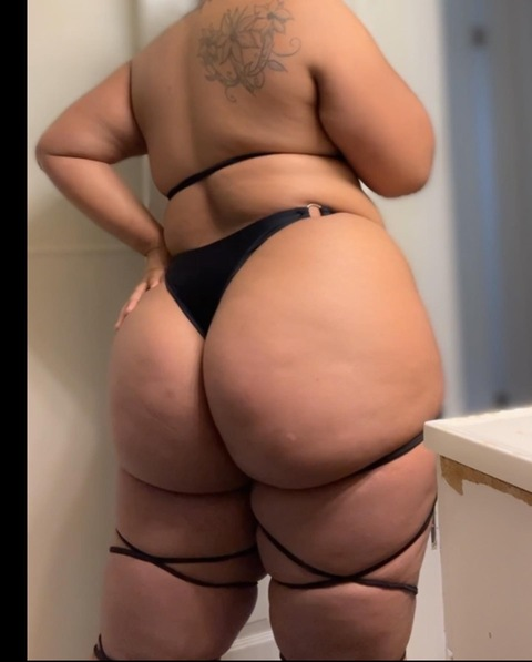 divyne.lola onlyfans leaked picture 2