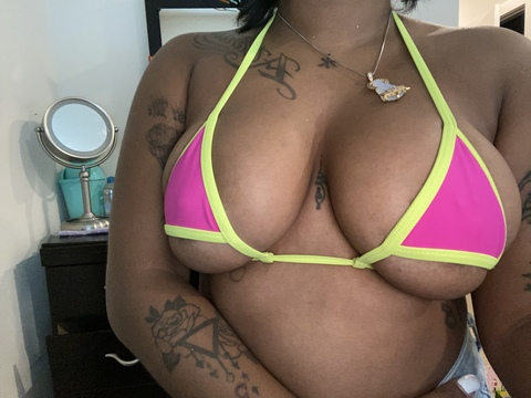 negra.bella onlyfans leaked picture 2