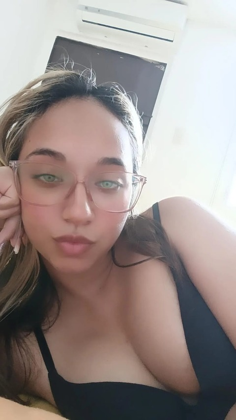 nicollelizy onlyfans leaked picture 2