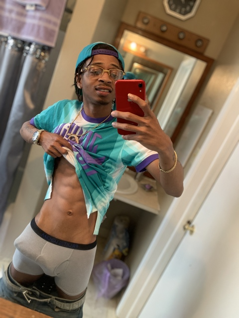 yeahitsrell onlyfans leaked picture 2