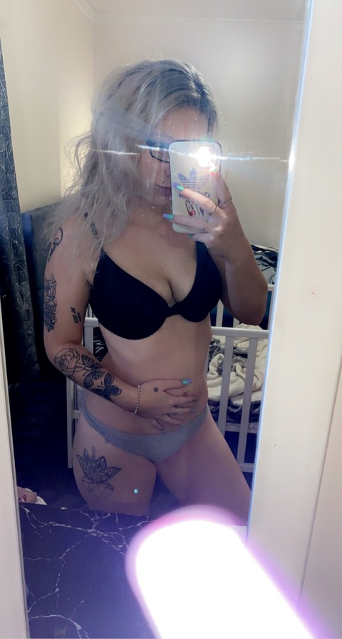 youngmammi21 onlyfans leaked picture 2
